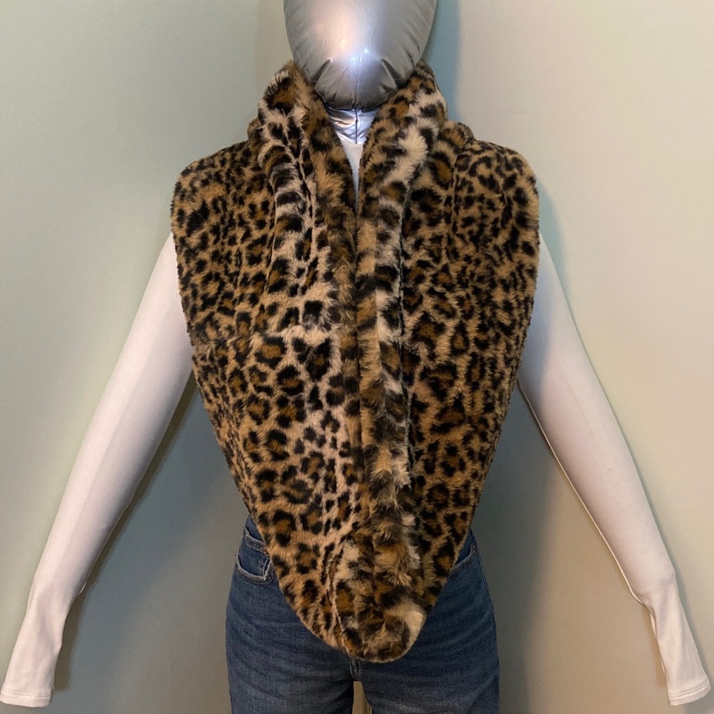 BOGO🛍️Leopard Faux Fur Infinity Scarf